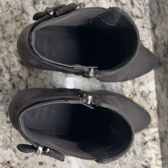 Liz Claiborne Temple Gray suede like stacked heel booties Size 9 1/2 - Picture 5 of 9
